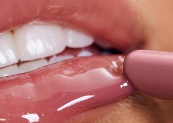 Kenali Tren Bloss pada Perpaduan Lip Balm dan Lip Gloss pada Riasan Bibir