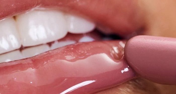 Kenali Tren Bloss pada Perpaduan Lip Balm dan Lip Gloss pada Riasan Bibir