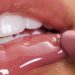 Kenali Tren Bloss pada Perpaduan Lip Balm dan Lip Gloss pada Riasan Bibir
