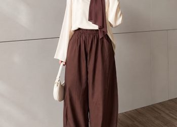 Beberapa Rekomendasi Warna Baju yang Cocok Dipadukan dengan Celana Coklat