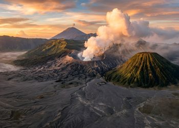 7 Cara Lindungi Keluarga dari Abu Vulkanik Anak Krakatau