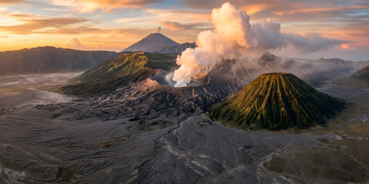 7 Cara Lindungi Keluarga dari Abu Vulkanik Anak Krakatau