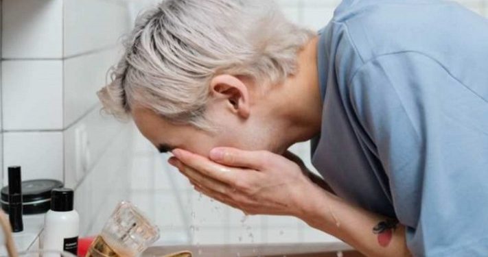 Simak Beberapa Dampak Buruk Akibat Mencuci Muka secara Berlebihan