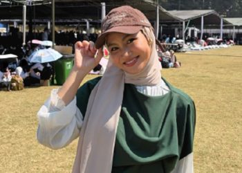 Padu Padan Pashmina dengan Outfit Ala Xaviera Putri
