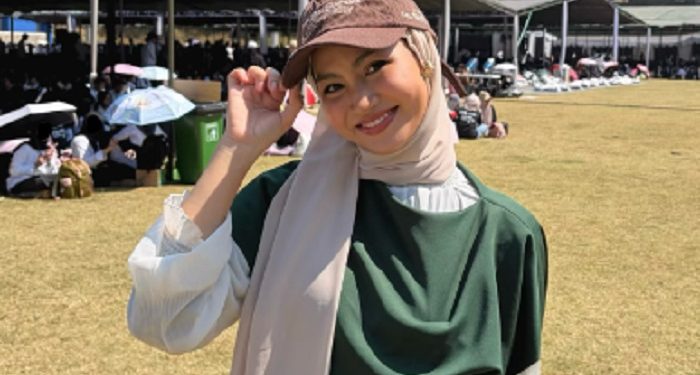 Padu Padan Pashmina dengan Outfit Ala Xaviera Putri