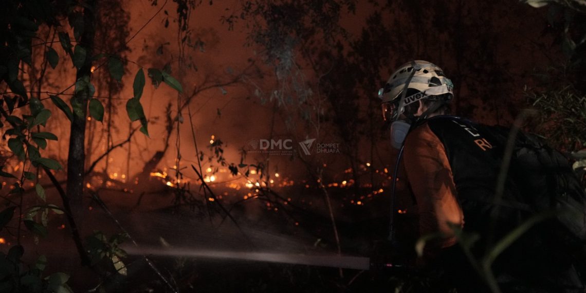Berjibaku hingga Dini Hari, Tim DMC Dompet Dhuafa Padamkan Titik Api di Ogan Ilir