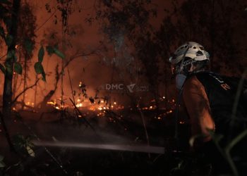 Berjibaku hingga Dini Hari, Tim DMC Dompet Dhuafa Padamkan Titik Api di Ogan Ilir