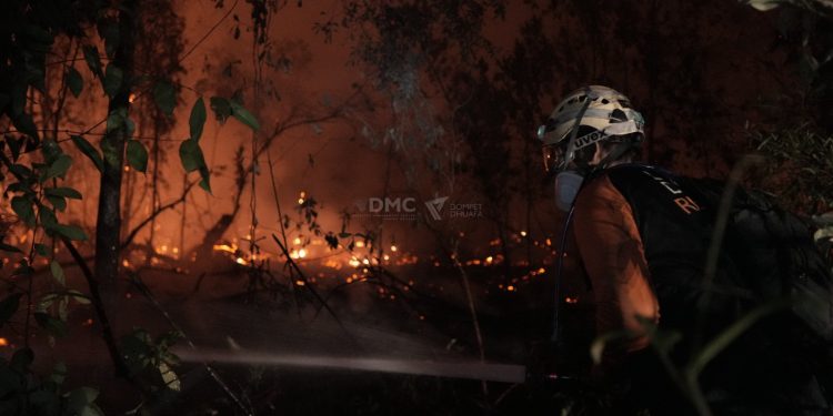 Berjibaku hingga Dini Hari, Tim DMC Dompet Dhuafa Padamkan Titik Api di Ogan Ilir