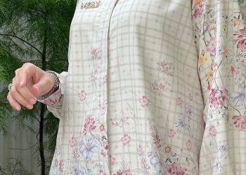 6 Inspirasi Padu Padan Kemeja Floral untuk Hijabers agar Tampil Modis