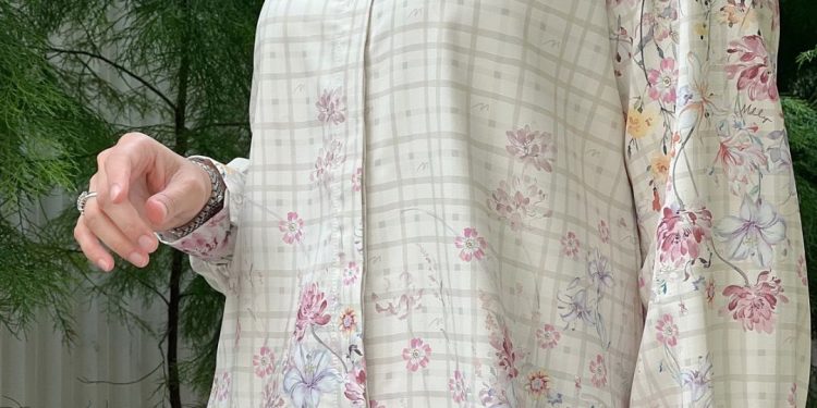 6 Inspirasi Padu Padan Kemeja Floral untuk Hijabers agar Tampil Modis