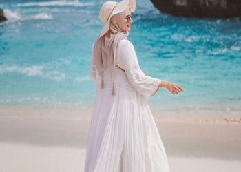 Rekomendasi Outfit ke Pantai untuk Muslimah yang Tetap Syar’i 