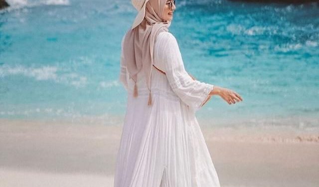 Rekomendasi Outfit ke Pantai untuk Muslimah yang Tetap Syar’i