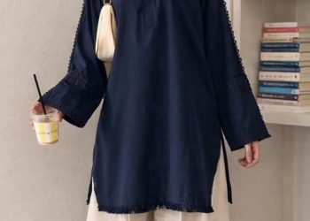 6 Inspirasi Padanan Warna Outfit yang Cocok untuk Tunik Biru Dongker