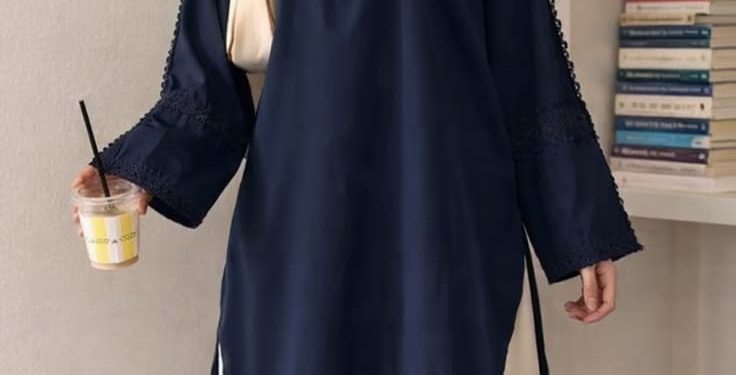 6 Inspirasi Padanan Warna Outfit yang Cocok untuk Tunik Biru Dongker