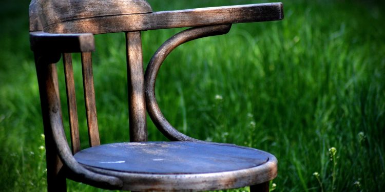 5 Tips Merawat Kursi Kayu Jati agar Tetap Kokoh dan Awet Bertahun-tahun