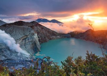 Pesona Menawan dari Kawah Ijen