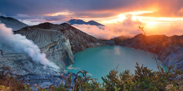 Pesona Menawan dari Kawah Ijen