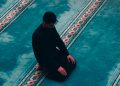 Hukum Mengganggu Teman yang Sedang Shalat untuk "Tes Iman"