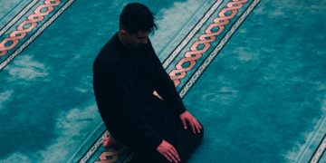 Hukum Mengganggu Teman yang Sedang Shalat untuk "Tes Iman"