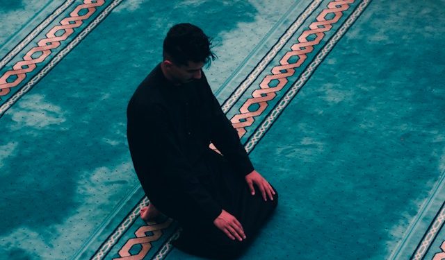 Hukum Mengganggu Teman yang Sedang Shalat untuk "Tes Iman"