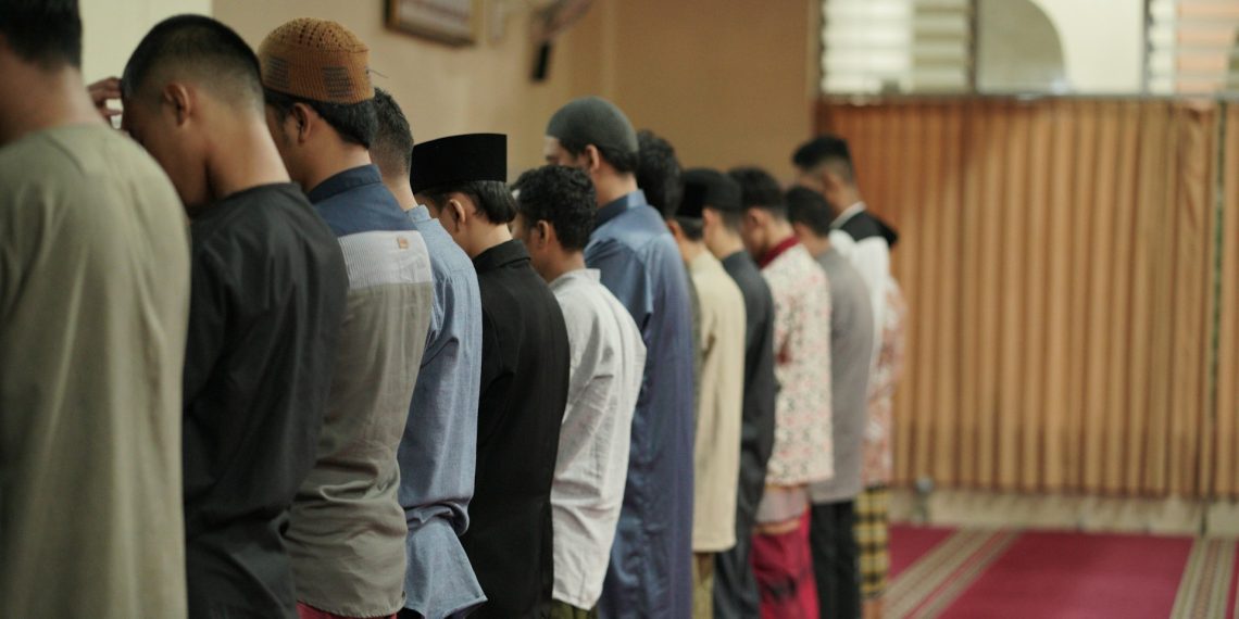 Sering Satu Saf, Tapi Masih Saling Asing? Ini Pentingnya Merawat Ukhuwah Islamiyah di Masjid