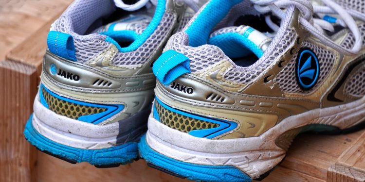 Tips Mencuci Sepatu Lari yang Benar agar Tetap Awet