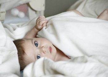 Tips Memilih Bedak yang Aman dan Cocok untuk Jenis Kulit Bayi