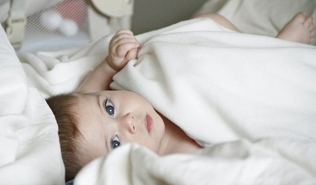 Tips Memilih Bedak yang Aman dan Cocok untuk Jenis Kulit Bayi