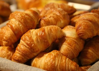 7 Makanan yang Bikin Mudah Mengantuk Saat Siang Hari