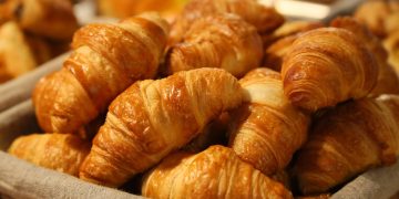 7 Makanan yang Bikin Mudah Mengantuk Saat Siang Hari