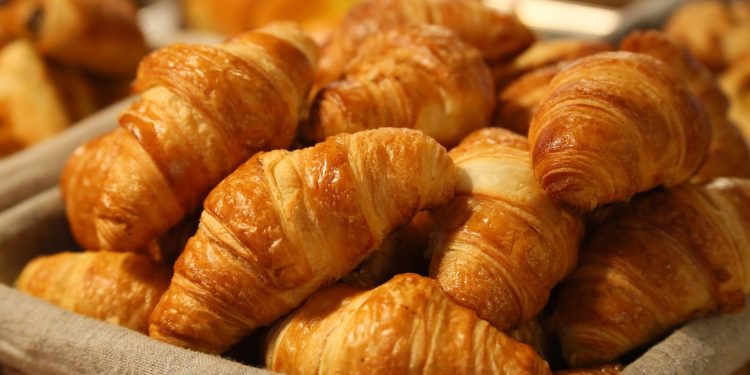 7 Makanan yang Bikin Mudah Mengantuk Saat Siang Hari