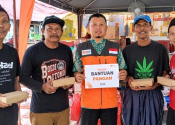 Rumah Zakat Salurkan 60 Paket Makanan Kafarat untuk Penyintas Kebakaran Kampung Bandan