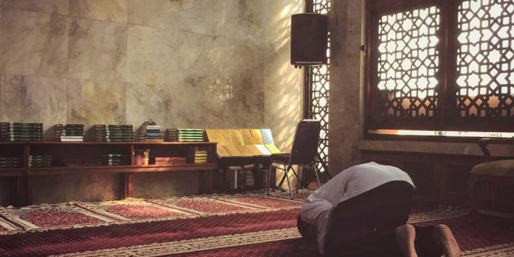 Jaga Shalatmu dan Biarkan Allah Mengatur Rezekimu