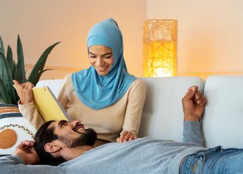 Suami (Maaf) Suka Kentut Depan Istri, Istri Harus Bagaimana?