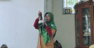 PC Aisyiyah Jatiasih Adakan Pelatihan Membuat Sabun Cuci Piring dari Eco Enzyme