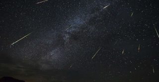 Hujan Meteor Eta Aquarids Hiasi Langit Malam Sepanjang Bulan Mei 2025